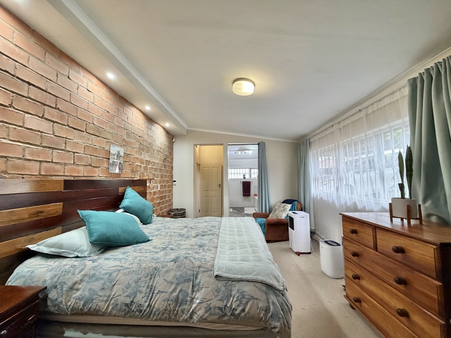 4 Bedroom Property for Sale in Wavecrest Eastern Cape